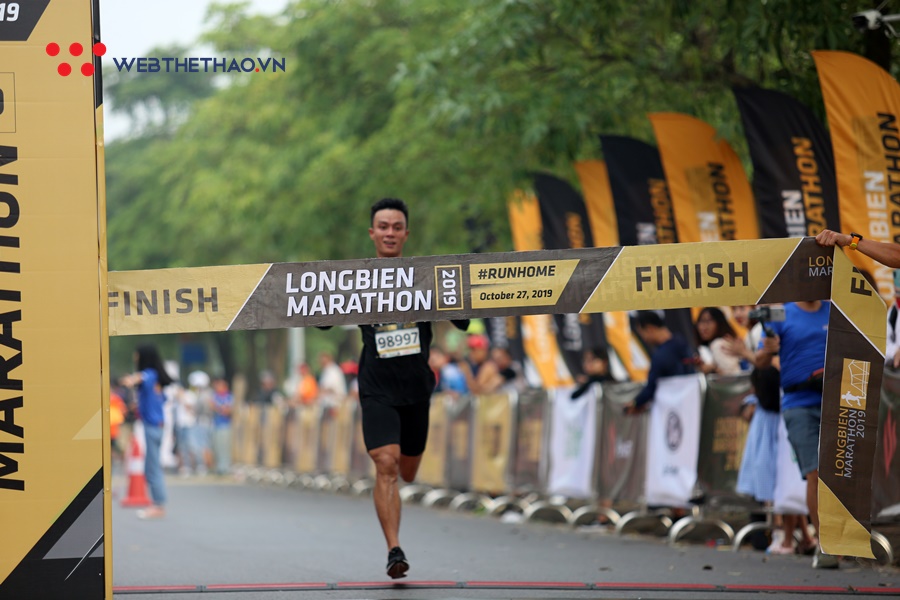 Đáng yêu khoảnh khắc “cựu vương” căng dây đích đón tân vô địch Longbien Marathon 2019